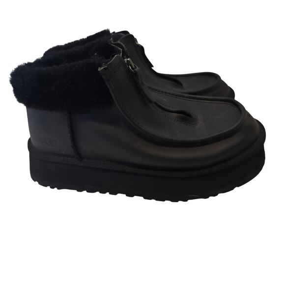 UGG Funkette Boot‎ Ultra Matte Black Sheepskin Platform Ankle Boots Size 8 - Picture 1 of 7